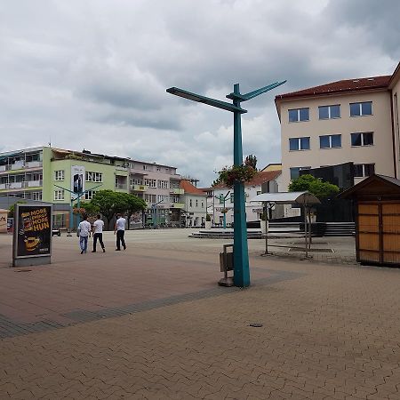 Roses Appartement Bihać Buitenkant foto
