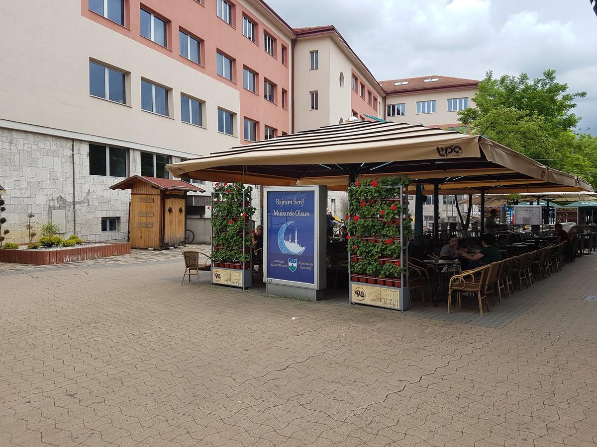 Roses Appartement Bihać Buitenkant foto