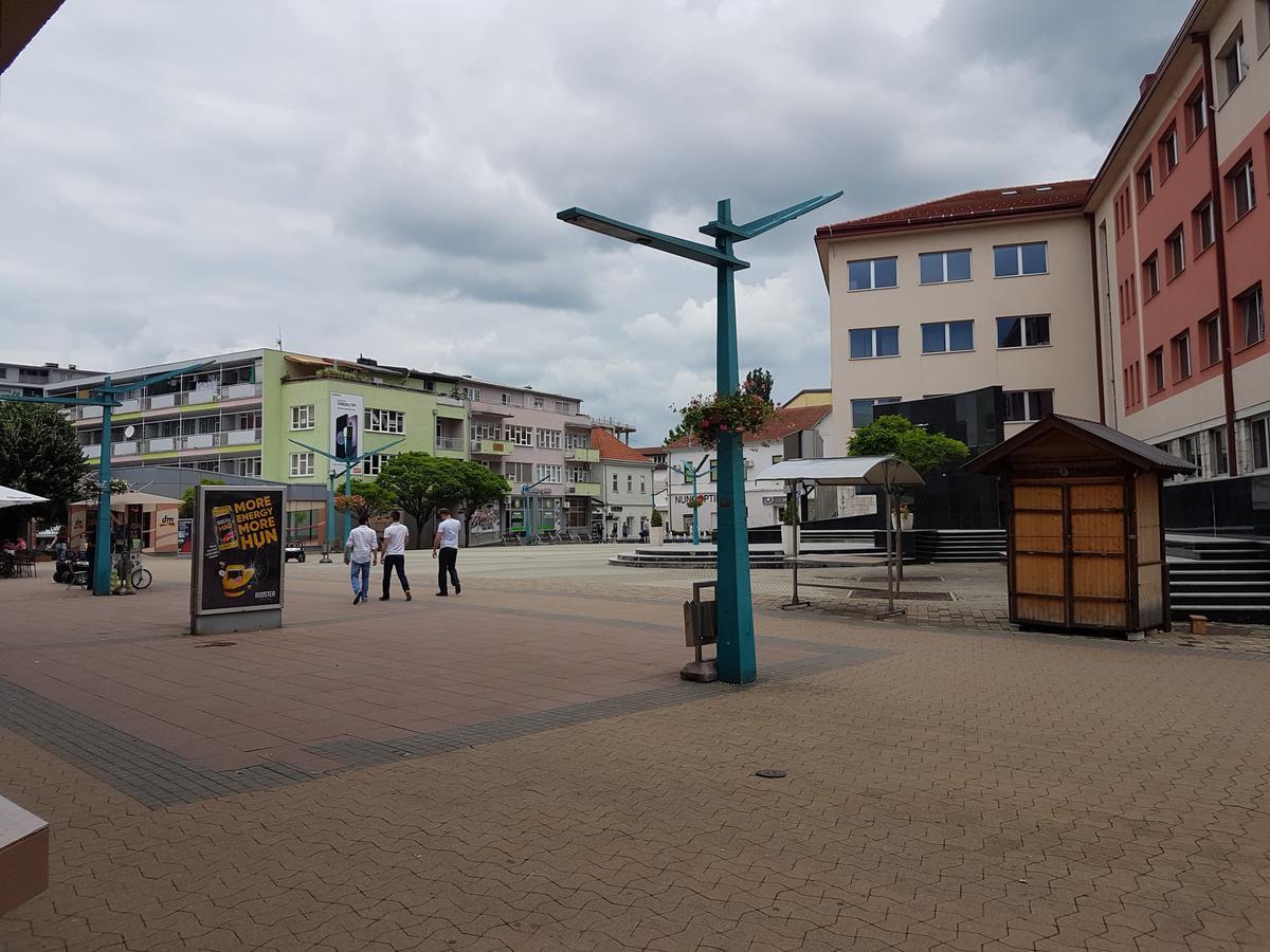 Roses Appartement Bihać Buitenkant foto