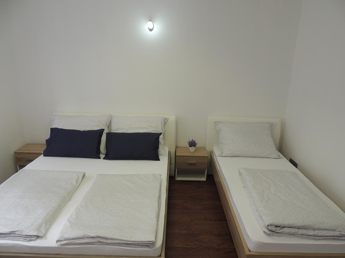 Roses Appartement Bihać Buitenkant foto
