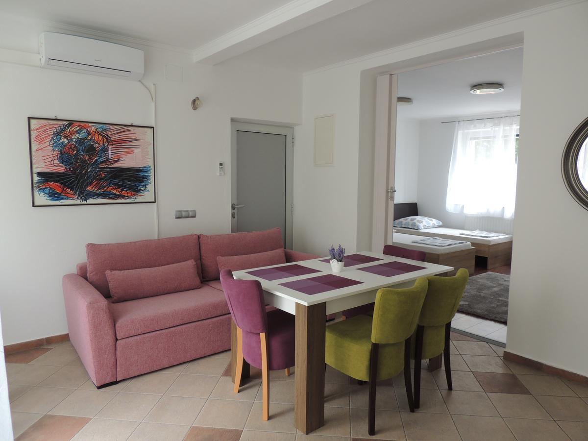 Roses Appartement Bihać Buitenkant foto